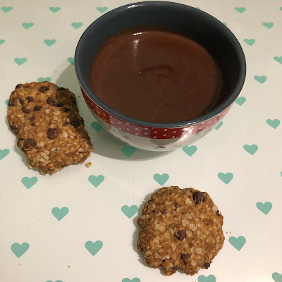 Biscuits croquants végétaliens à l'avoine et au chocolat (sans gluten) avec bol chocolat chaud espagnol